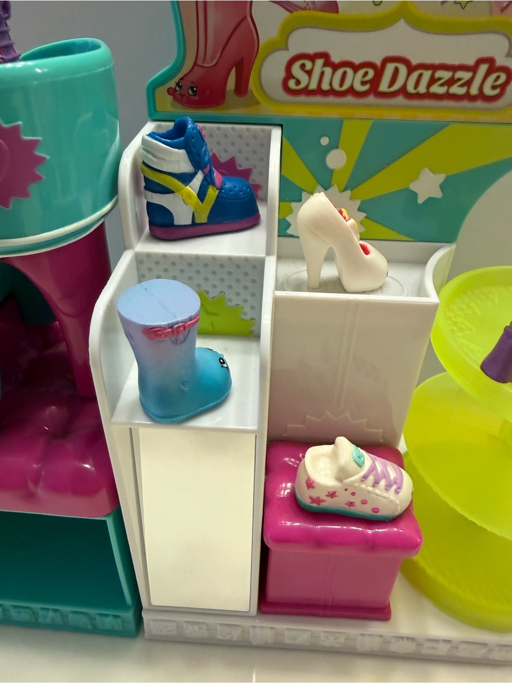 Shopkins mixed lot of 7 figures and Shoe Dazzle accessory - Picture 6 of 6